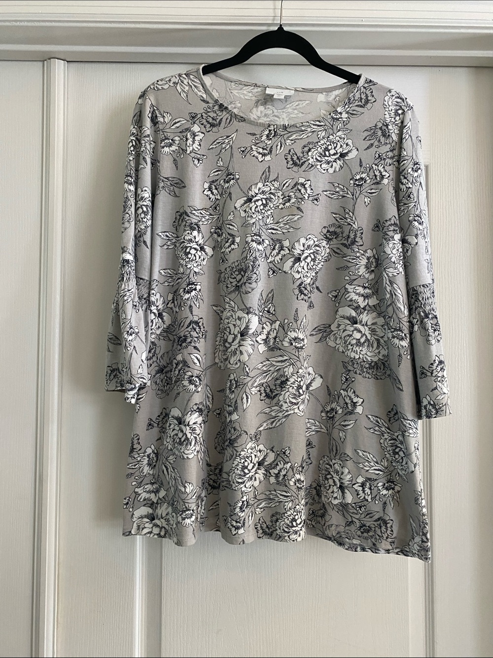 J. Jill Light Gray Floral Scoop-Neck Long Sleeve Top